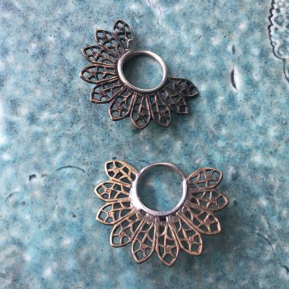 sale/seconds: 18g micro filigree blade hoop earrings